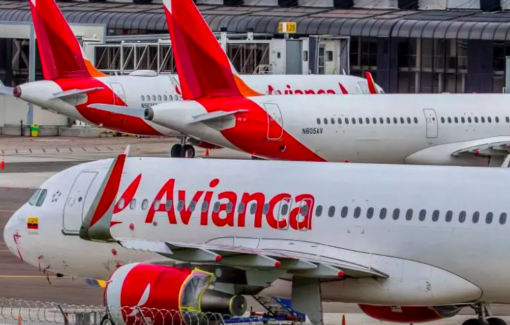 Avianca ha anunciado que reanudará la venta de boletos a partir del 5 de diciembre, ya que ha logrado actualizar el software de casi la totalidad de su flota de aviones Airbus, alcanzando un 90% de progreso.