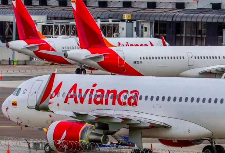 Avianca ha anunciado que reanudará la venta de boletos a partir del 5 de diciembre, ya que ha logrado actualizar el software de casi la totalidad de su flota de aviones Airbus, alcanzando un 90% de progreso.