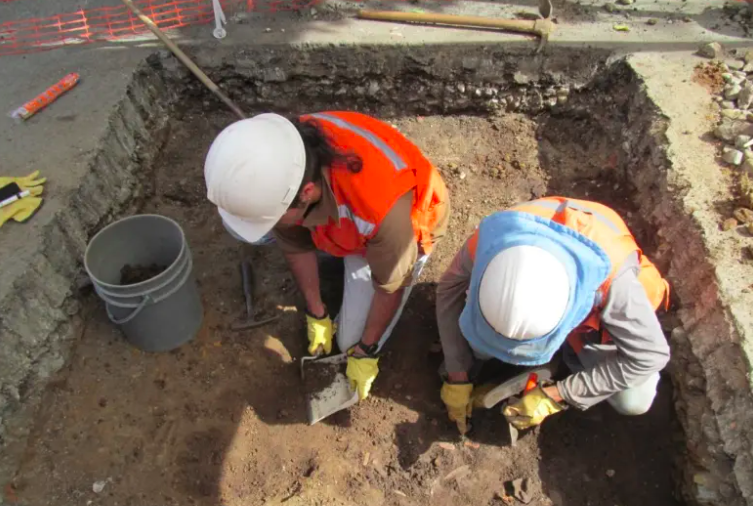 Pasado bajo los rieles: Hallazgo arqueológico en las obras del Metro de la 80 sorprende a Medellín