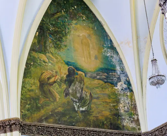 Alerta patrimonial: la humedad amenaza con destruir valiosos y centenarios cuadros de la iglesia de Manrique