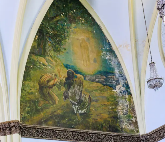 Alerta patrimonial: la humedad amenaza con destruir valiosos y centenarios cuadros de la iglesia de Manrique