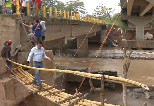 Polémica en Urabá: civiles habilitan un paso improvisado en puente colapsado y exigen pago para cruzar