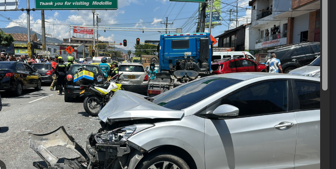 Emergencia en el nororiente de Medellín por colisión múltiple atribuida a fallas mecánicas en un vehículo de carga